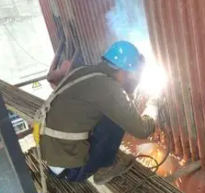 鍋爐水冷壁檢修規(guī)范佩戴安全帶守護(hù)作業(yè)安全