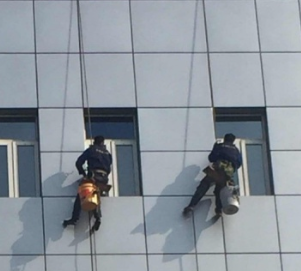 高層建筑外墻粉刷防墜器鎖止保障安全作業(yè)